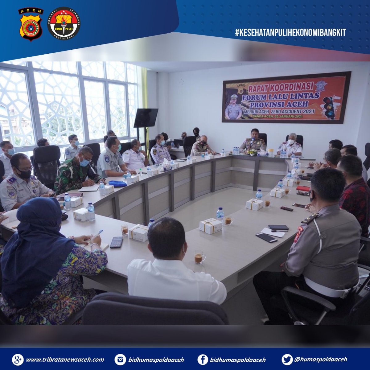 HumasPoldaAceh's tweet photo. Direktorat Lalu Lintas Polda Aceh, Rabu (20/01/2021) menggelar rapat yg menghadirkan forum lalu lintas Aceh Tahun 2021 yg bertempat di aula rapat Ditlantas Polda Aceh, Kota Banda Aceh
@DivHumas_Polri
@indo_pol
@ditlantasaceh
#bidhumaspoldaaceh #poldaaceh #polripromoter https://t.co/kpW9DFXWbq