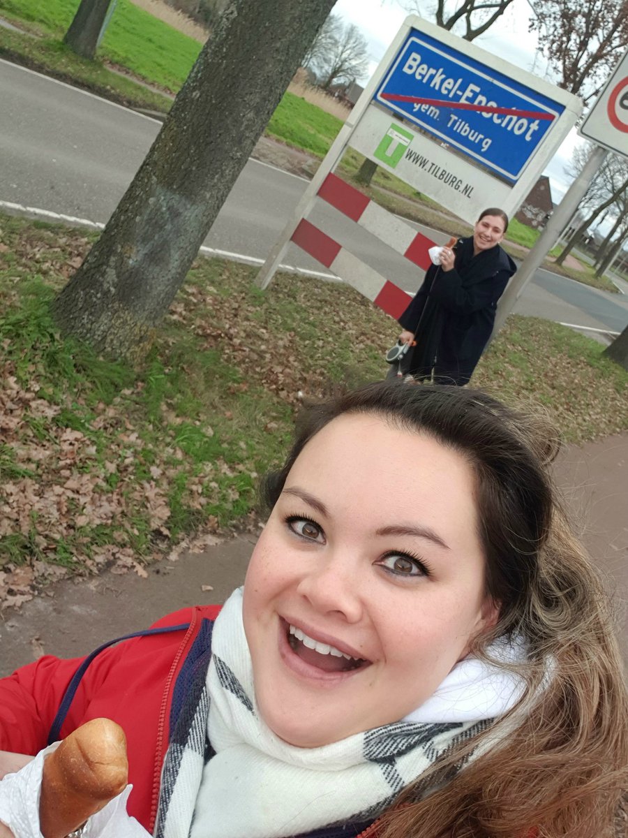 JufGloria's tweet photo. Pauze tijdens de #StudiedagBasislessen samen juf Nicole een #Ommetje gemaakt buiten ons dorp #BerkelEnschot met een Brabants worstenbroodje natuurlijk 🥖 @AllesinBeweging https://t.co/HRu3HDIqNi