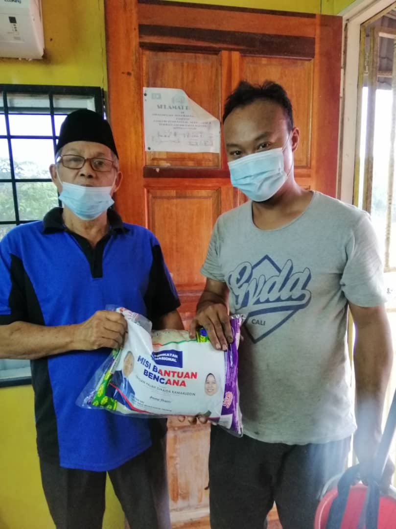 zuraida_my's tweet photo. Admin | Alhamdulillah Misi Bantuan Banjir ke Temerloh, Lanchang & Raub dapat diteruskan walaupun dalam PKP.
Terima kasih diucapkan atas kerjasama NGO tempatan, AZRB yg menyampaikan sumbangan ini. Selain makanan asas, sejumlah 160 helai telekung turut diedarkan.
#MccAmpang
#AZRB https://t.co/wG0Xi6GScq