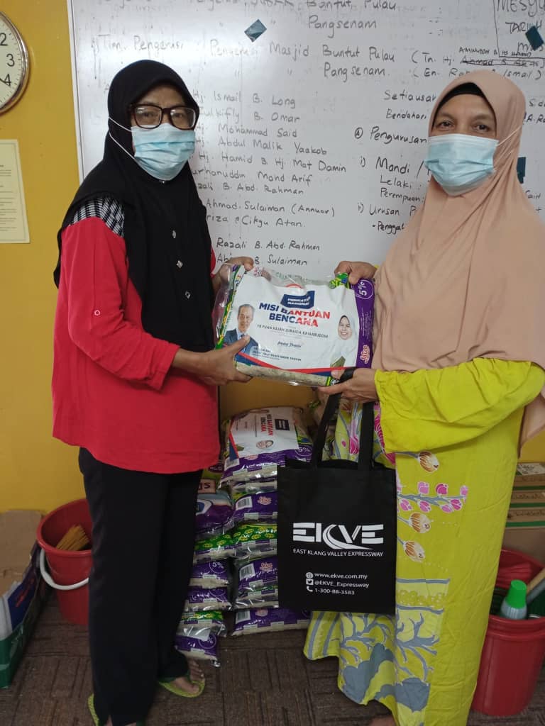 zuraida_my's tweet photo. Admin | Alhamdulillah Misi Bantuan Banjir ke Temerloh, Lanchang & Raub dapat diteruskan walaupun dalam PKP.
Terima kasih diucapkan atas kerjasama NGO tempatan, AZRB yg menyampaikan sumbangan ini. Selain makanan asas, sejumlah 160 helai telekung turut diedarkan.
#MccAmpang
#AZRB https://t.co/wG0Xi6GScq