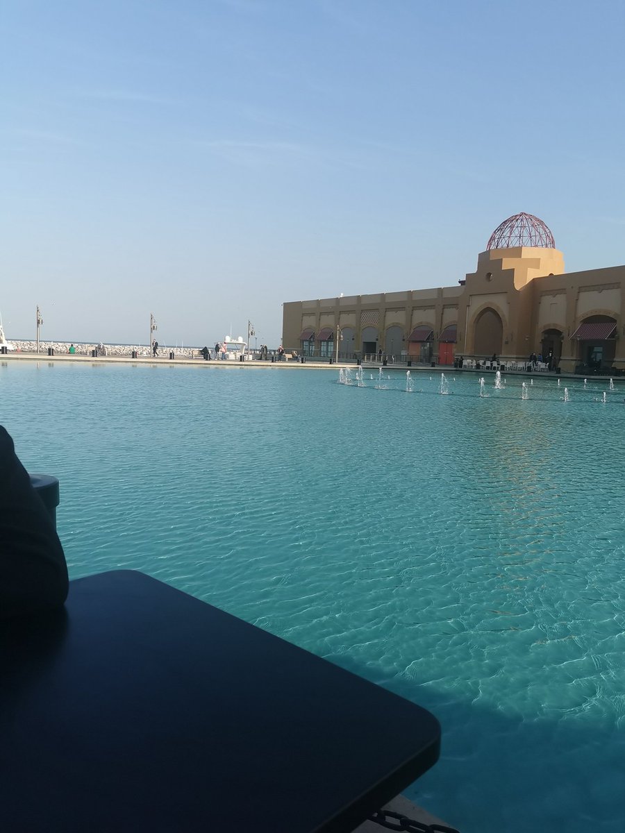 Dr_Ahmaddosari's tweet photo. أقضي يوما تحت شمس أماكن طفولتي.
سبحان الله كم تغيرت ملامح هذه المدينة الصغيرة
#الفحيحيل
كيف تنقلني ذبذبات هذا #المكان إلى عالم آخر أتيت منه إلى علقم الحياة الشرسة في أماكن ومدن مختلفة. لكنني هنا استودعت لي قمرا من زرقة البحر مطلعه 💜 https://t.co/1eRqKlbiKv