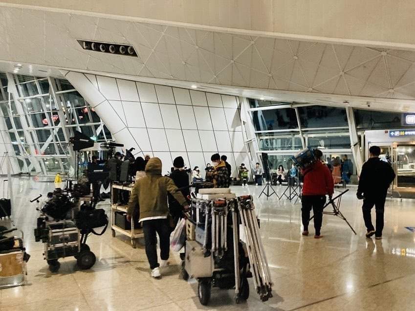 hsjfiles's tweet photo. SILENCE!

"True Beauty" cast and crews were spotted filming at Incheon airport yesterday. This may be the airport scene? 🤔😳 

”Someone said that they spotted Jugyeong Suho and SeoJun”

true_beautyworld https://t.co/7KDwvniIGY