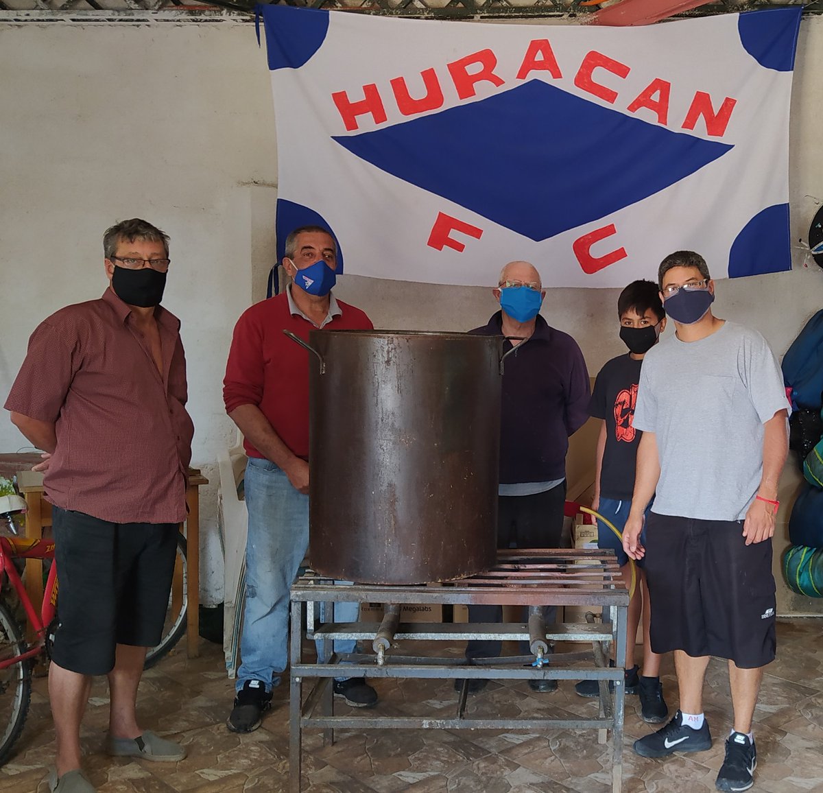 Lamentablemente anoche robaron e hicieron destrozos donde la gente de <a href="/oficial_huracan/">Huracán FC</a> realiza cada fin de semana una olla popular que sirve 500 platos. Para colaborar y que esto se pueda seguir realizando, comunicarse con Rubén Suárez al 096 073 083. RT se agradece.