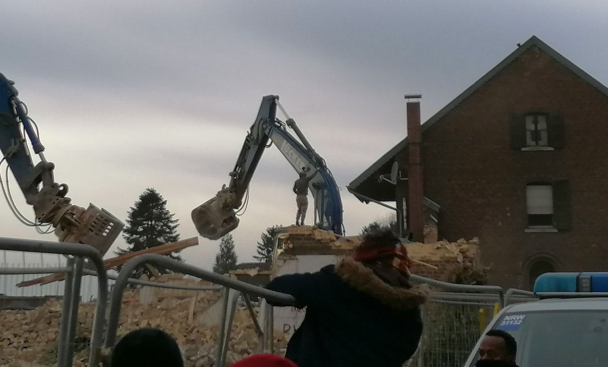 KathrinAnna's tweet photo. 13:50 Ein Mensch ist auf dem Bagger geklettert und  hat die Zerstörung in #Lützerath gestoppt. #PowerToThePeople rufen Anwohnerinnen und AktivistInnen  von der Straße hoch. https://t.co/0vU6D18YXc