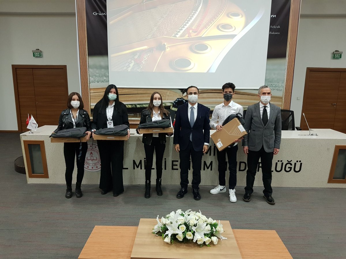 izmir_ilmem's tweet photo. Müdürlüğümüz ve @SOCAR_Turkiye işbirliği ile 2 yıldır yürütülen "Liseler İçin İnovatif Düşünme ve Girişimcilik Projesi" ödülleri İl Milli Eğitim Müdürümüz Sn. Dr. Ömer YAHŞİ tarafından, yapılan tören ile öğrencilere verildi.
@ziyaselcuk @yskosger @yahsiomer @tcmeb https://t.co/TQnJwUKAeZ