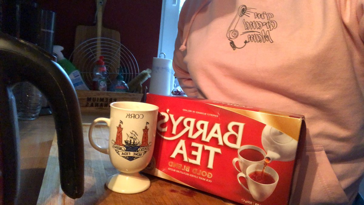 Kettle is on to catch up with @imgrandmam and a cuppa tae will go down nicely @BarrysTeaTweets @cork #cork #barrystea #irishabroad #irishexpat