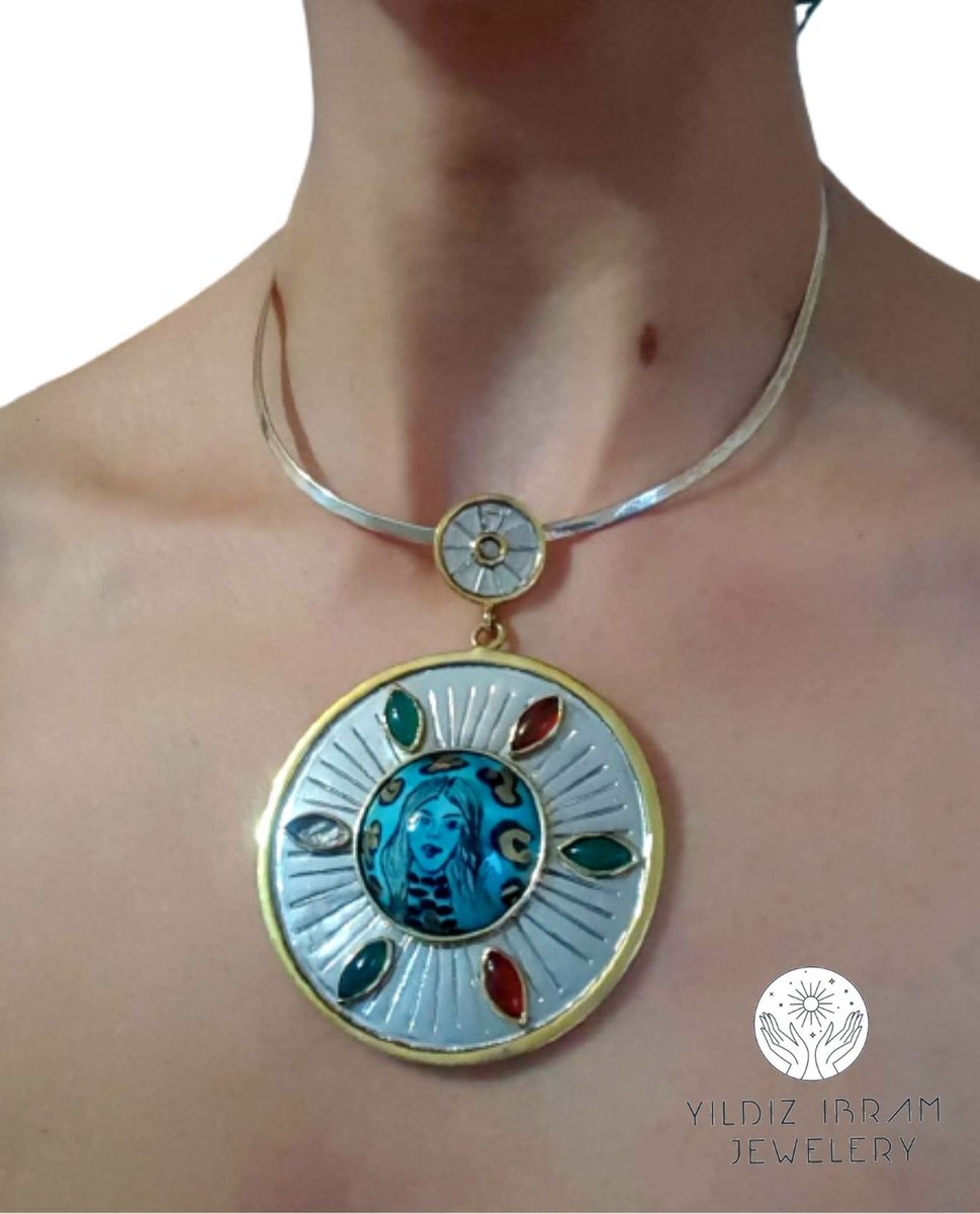 ISA, Kadın Suretinde || JESUS with face of a woman
#gümüşkolye #pandantif #isamücevher #isatasarımı #takıtasarımı #silverpendant #silverjewelrydesign #jesuspendant #necklacedesign #instajewelry #jewelrydesigner #yildizibramjewelry #instanecklace #myjewelry #loveforjewelry
