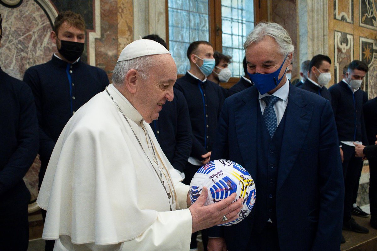 vaticannews_pt's tweet photo. “Na #Argentina se dança o #tango, uma música [do compasso] ‘dois por quatro’. Vocês hoje são 4 a 2, e isso é bom. Parabéns e coragem!”

#PapaFrancisco à delegação do @acspezia que recebeu no #Vaticano, sobre vitória nas oitavas de final da #CopaItália em cima do Roma por 4 a 2 https://t.co/XNeXjAE0UG