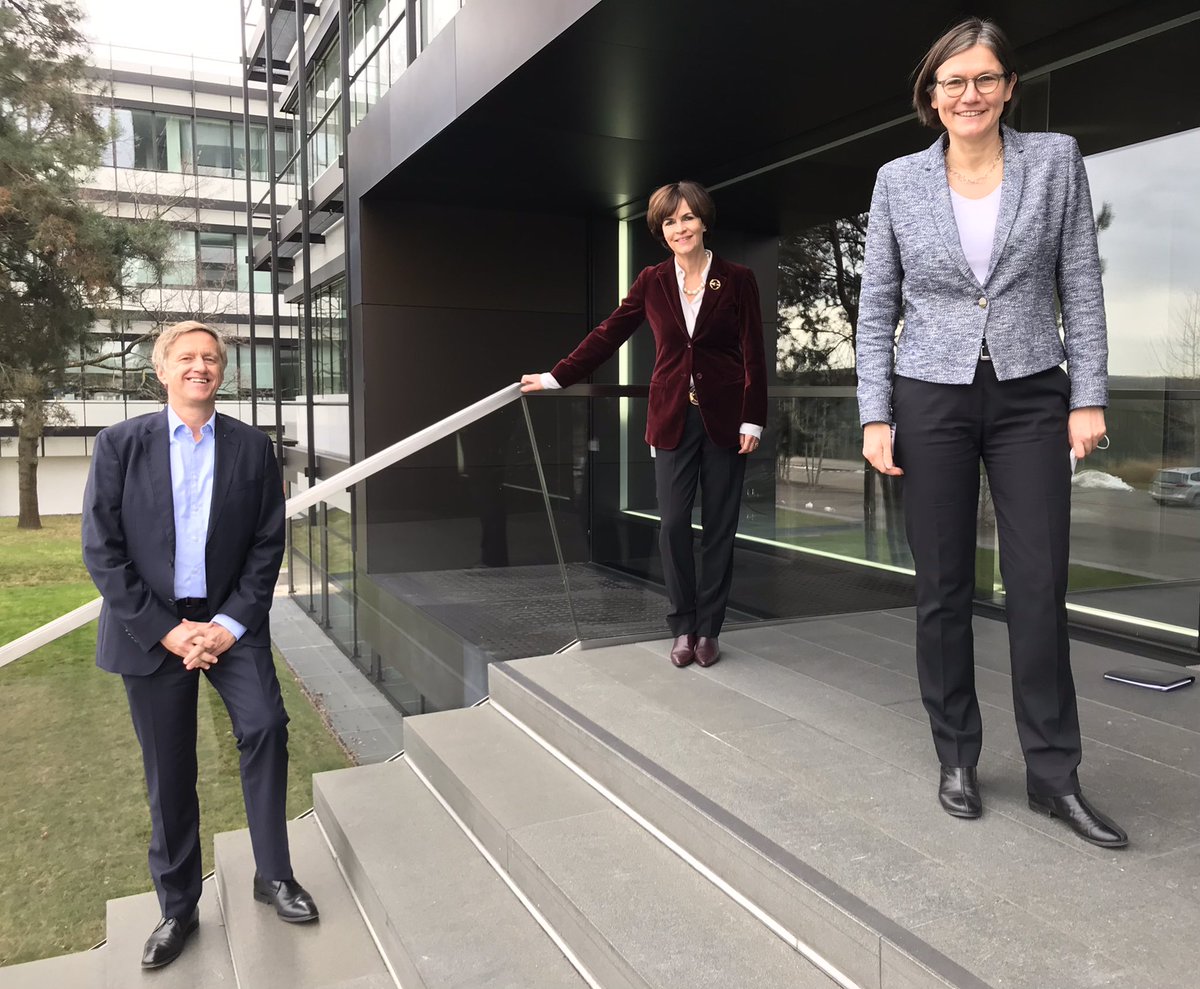 Wie es mit der Arbeit weitergeht: <a href="/TRUMPF_News/">TRUMPF</a> CEO Nicola Leibinger-Kammüller und Personalchef Oliver Maassen im Gespräch mit <a href="/IGMetall/">IG Metall</a> Vizechefin Christiane #Benner in Ditzingen