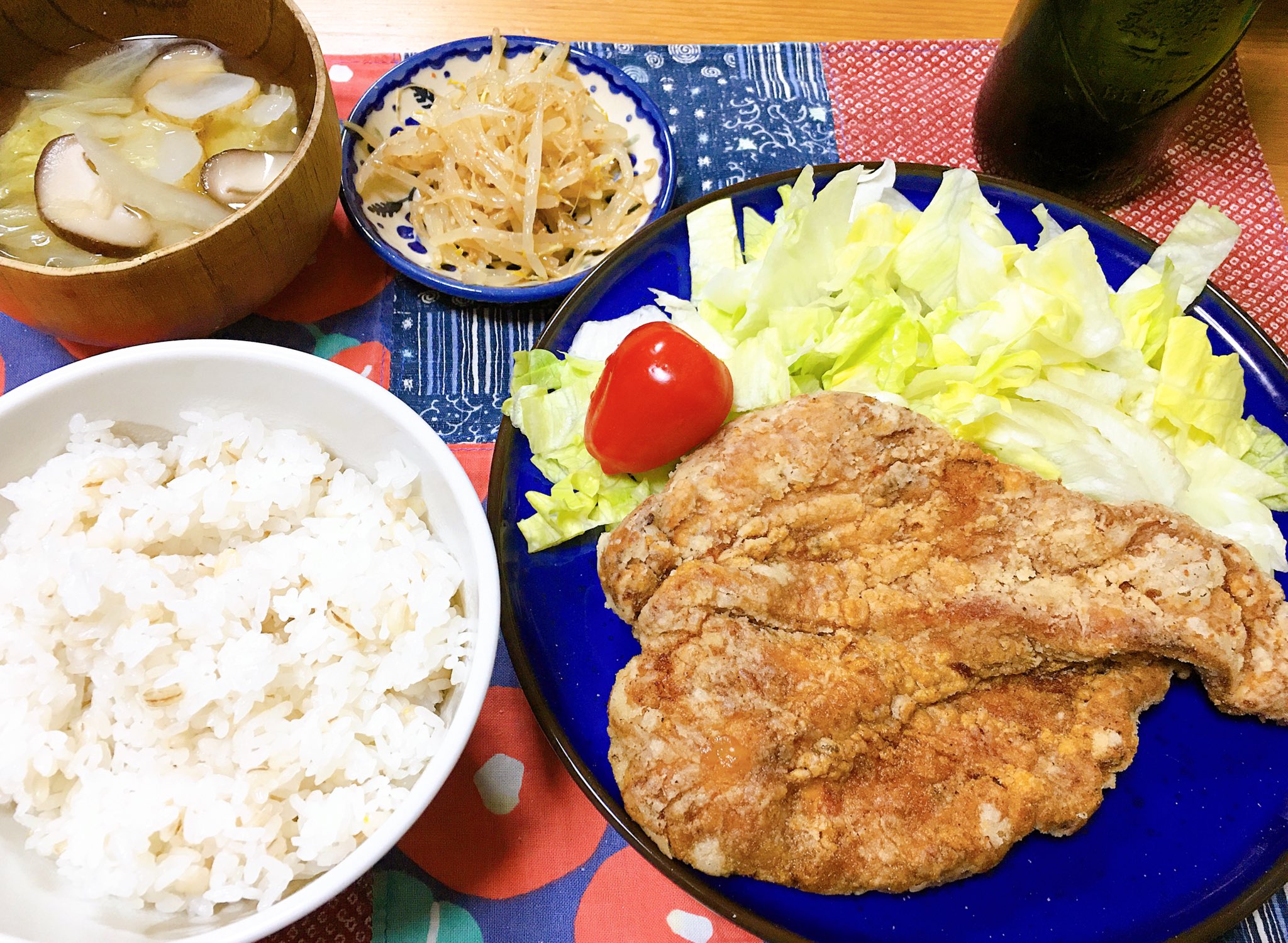 Okn Gogo 台湾フライドチキン もやしのナムル 白菜と菊芋のお味噌汁 鶏胸肉を大きい方と小さい方に切り分けて 各々を厚さ半分に切り開いてから漬け込んで Kaldiの台湾フライドチキンの素はすごく美味しい 家で一人呑みにはハートランドの小瓶が丁度