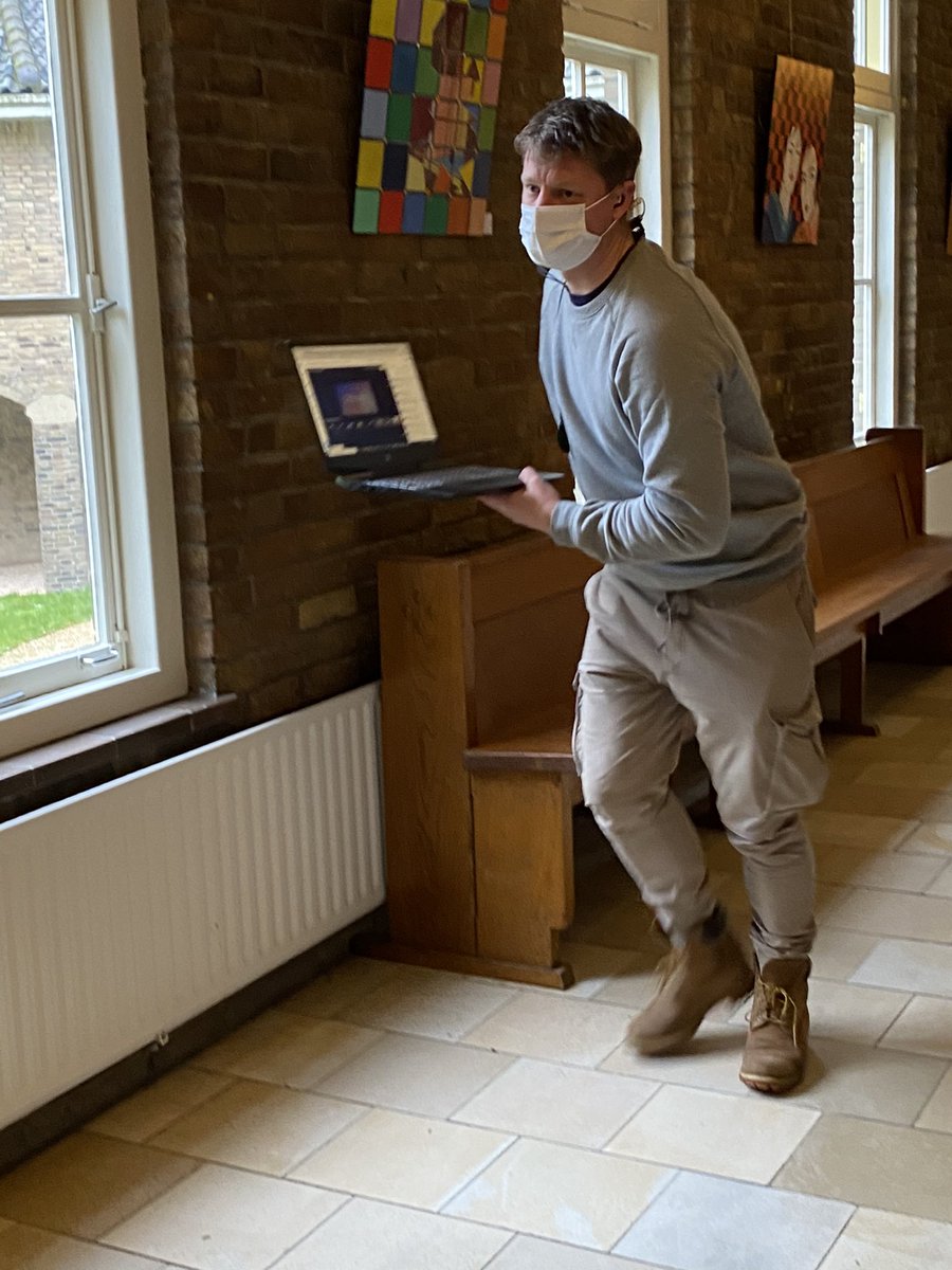 Hebben jullie Ruben ook voorbij zien rennen in het kijkje achter de schermen op Instagram? Ruben rent de hele ochtend al heen en weer tussen alle workshopruimtes, om te zorgen dat alles online goed te volgen is! #allesinbeweging #rubenzekervandaag #online #studiedagbasislessen