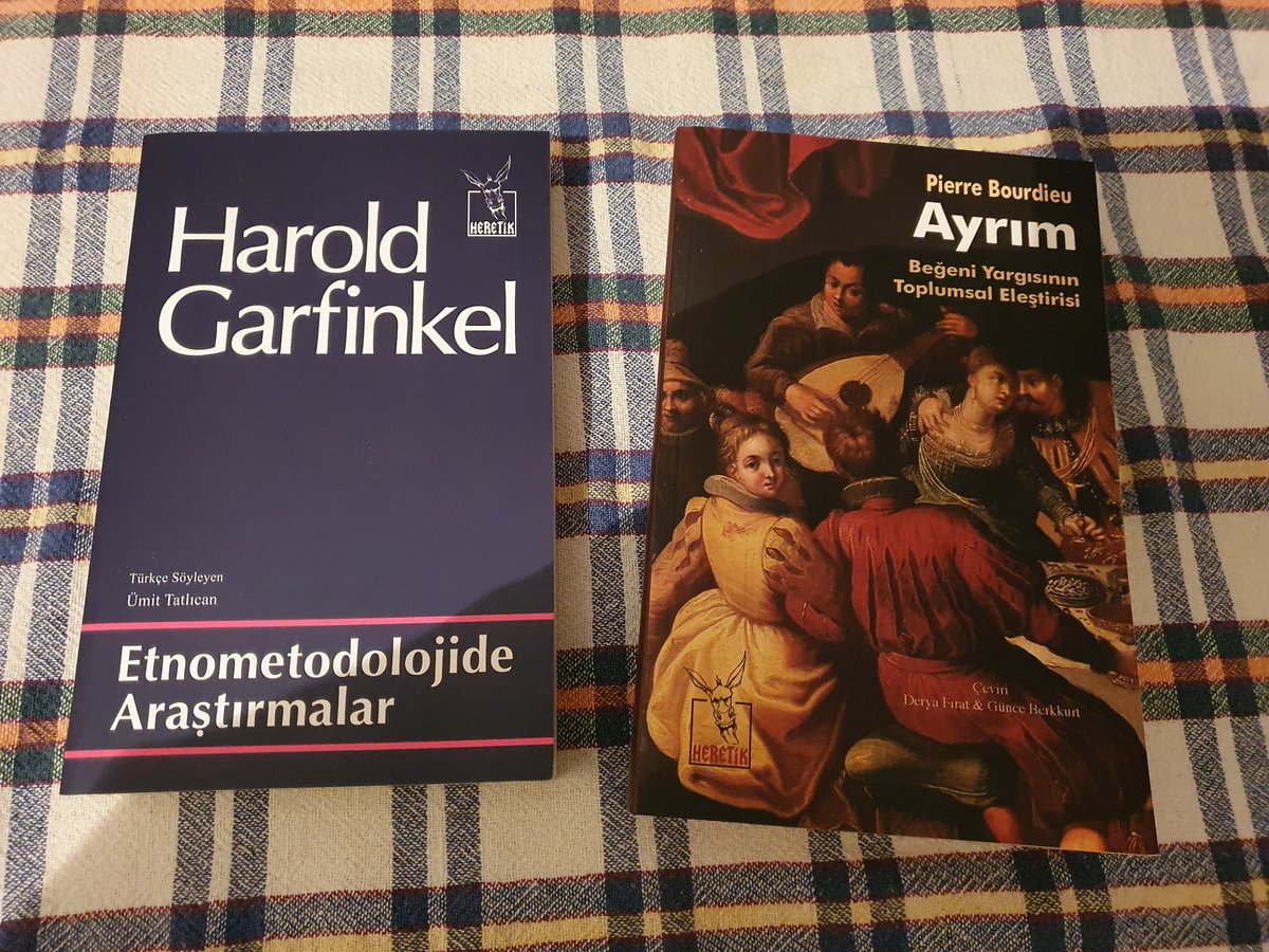 @AliOilhan ateşi çaktı. Bir anda kıpraşma oldu. Kayıtsız kalamam. Ama sağlam ateşlemeliyim. Aşağıdaki iki kitap nasıl? Baskısı bitenlerden (kendi kütüphanemden). Standart prosedür: Bu tivit RT+<a href="/heretikyayin/">Heretik Yayıncılık</a> takip. 24 ocak 08:00 son. Çekiliş. Bir kişiye bu ikisi birden.#merkep10K