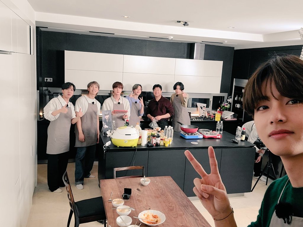 taebtsofficial's tweet photo. 📷with 백쌤 😜💚🧡💙❤
햄 또 먹고싶다 😝💚❤💙💜 #뷔 https://t.co/tVOgz2Oi8s