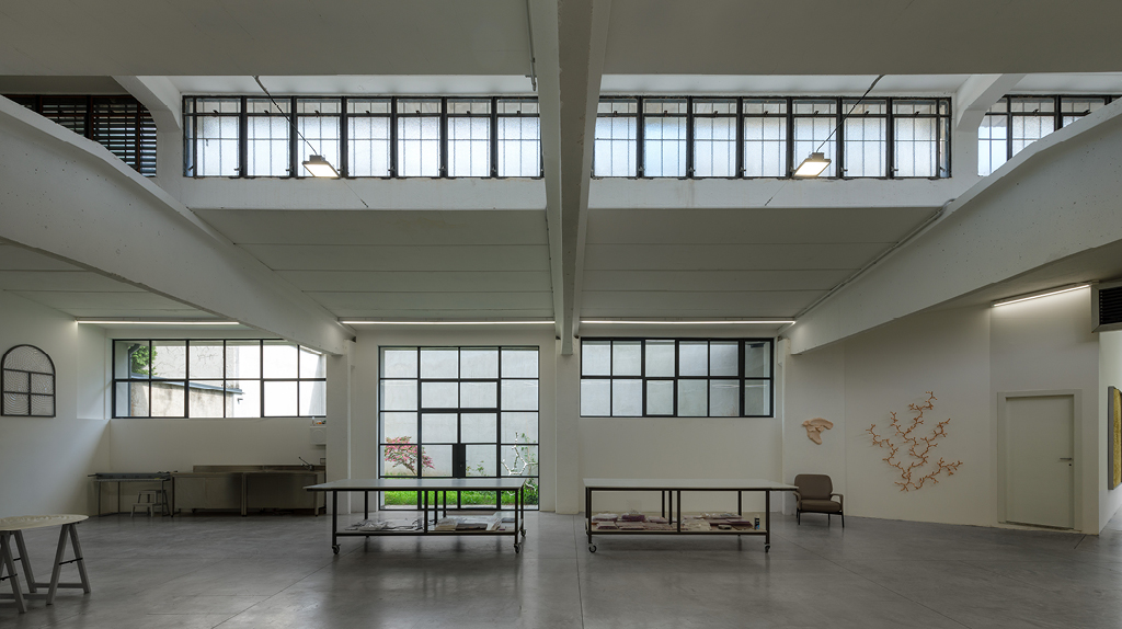 Loris Cecchini is an artist from Milan, whose works have been exhibited internationally, in prestigious museums including the Palais de Tokio and the MoMa in New York.
Casa Atelier
location Milan system Mogs Basic FerroFinestra W50 TB
Designer: Loris Cecchini, Jade Vlietstra