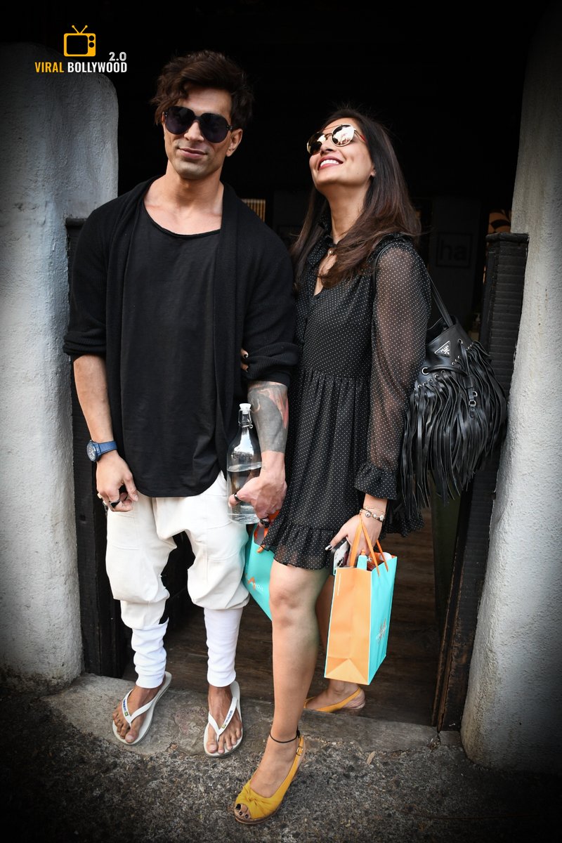 ViralB2_0's tweet photo. Bipasha Basu with Husband Karan Singh Grover spotted at Hakim alim Bandra.
@bipsluvurself @Iamksgofficial #BipashaBasu #KaranSinghGrover #hakimalim https://t.co/VypmwoSv5a