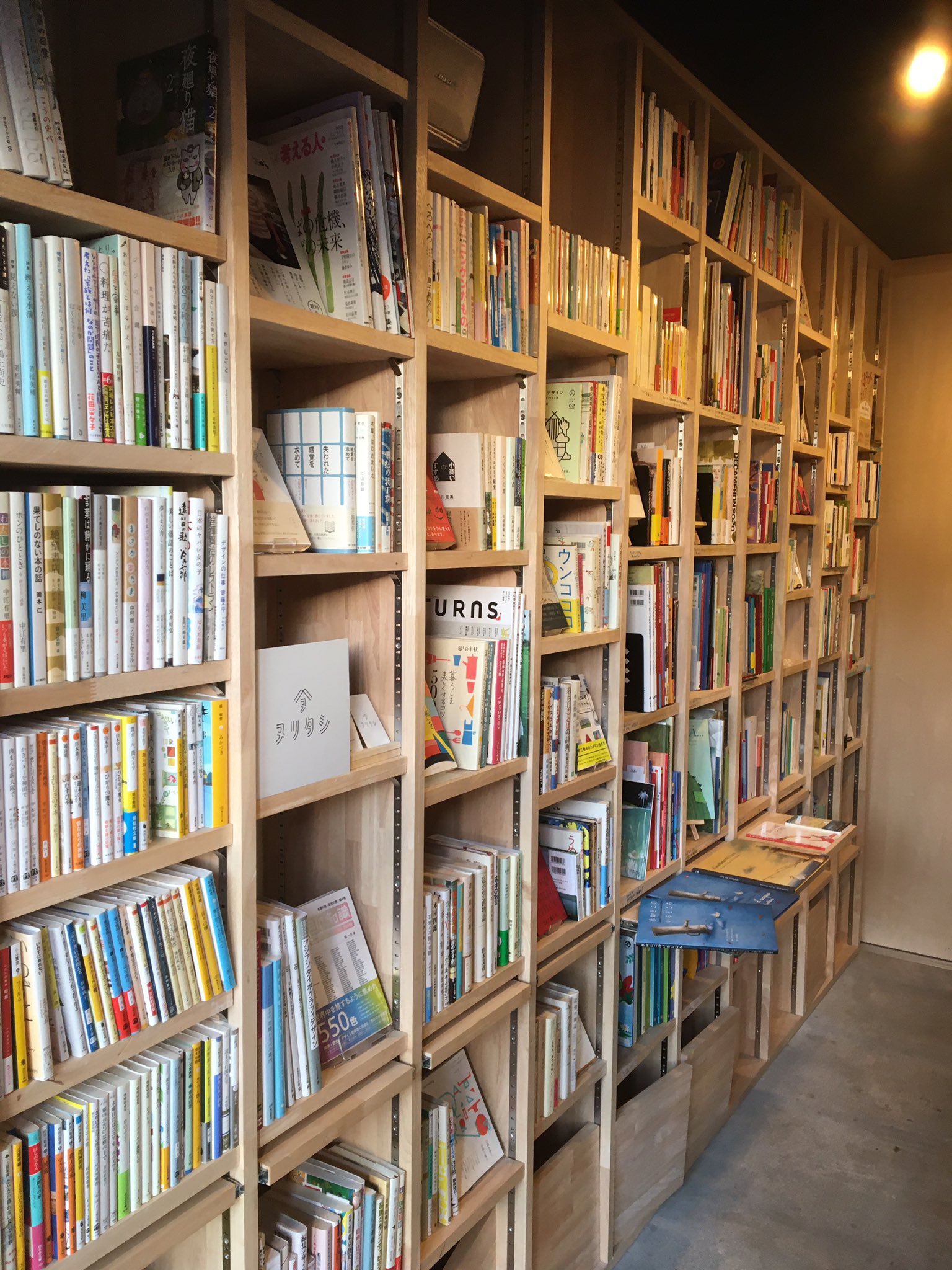 تويتر Cerbiatto Libro Illustrato イタリア語絵本 チェルビアット絵本店 على تويتر Cojica Booksで読んでほしい物語 Cojicabooks アルバニアからイタリアへ渡った一家 少年の強さと優しさが心を打ちます Noi Siamo Albanesi Siamo Clandestini Noi Qui Non