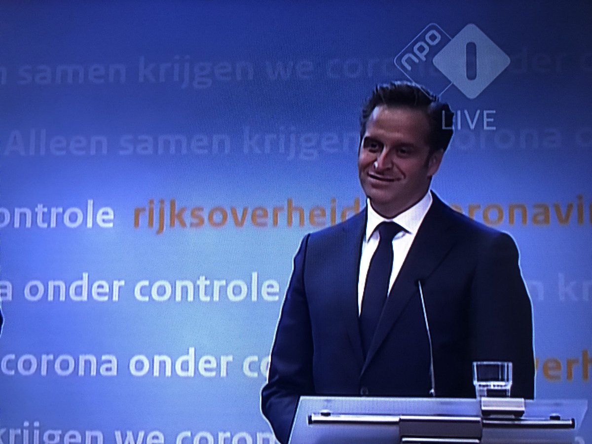 Jeroenolthofnl's tweet photo. Oef, verslaggeefster van @SBS6 zit voor het eerst bij een persconferentie en stelt allemaal vragen waar al antwoord op gegeven is. Blik van @hugodejonge is priceless. #persconferentie #avondklok #sbs6 https://t.co/iymy909e61