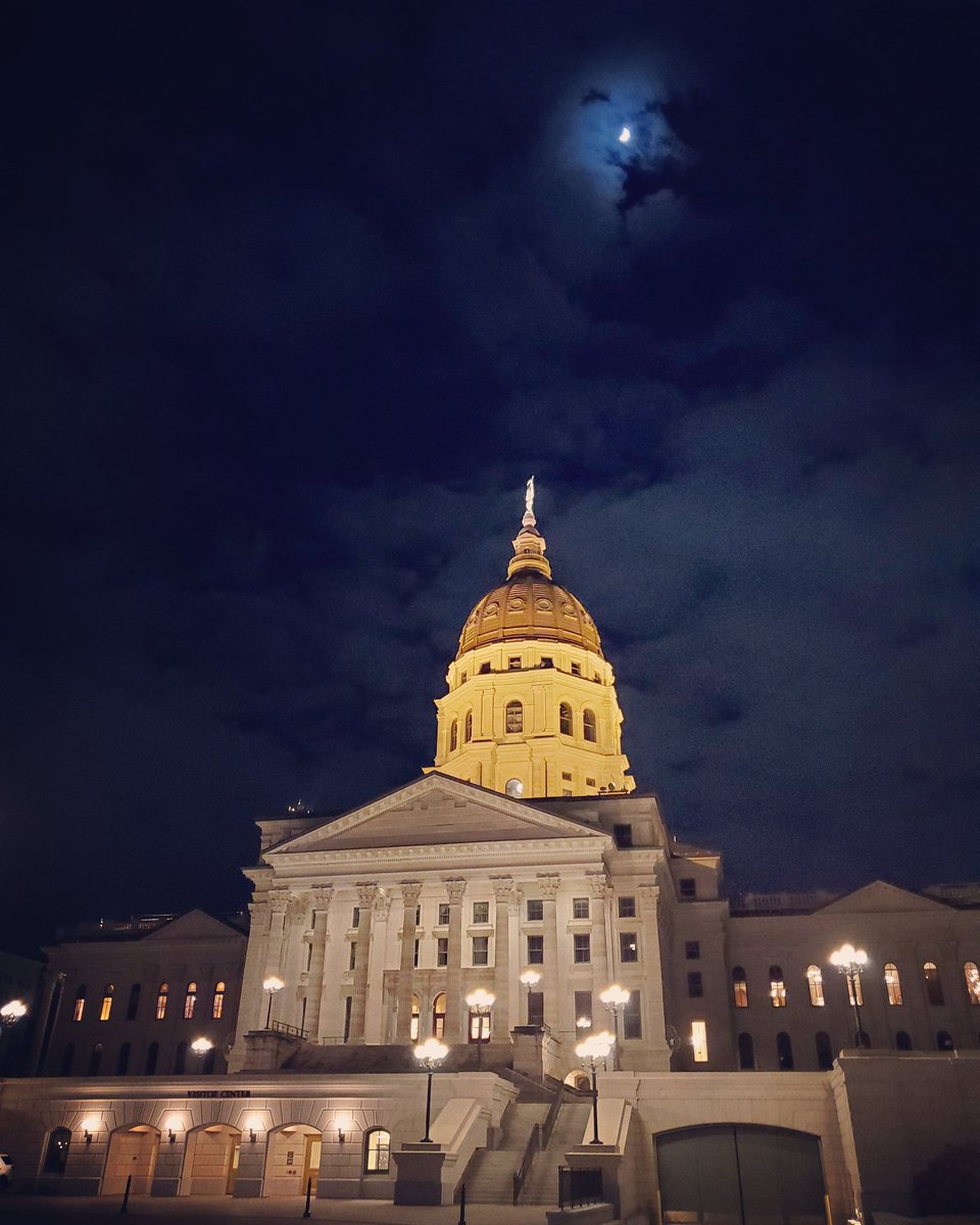 PilarPedrazaTV's tweet photo. Beauty shot of the moon over the statehouse last night. It was so pretty I couldn't resist capturing a few photos. #ksleg #kakenews #kansasstatehouse #kansas #capitolbuilding #kansasstatecapitol #moon #moonlight #moonphotography #moonphoto #moonoverkansas #moonoverthestatehouse https://t.co/0wVfM4LIfI