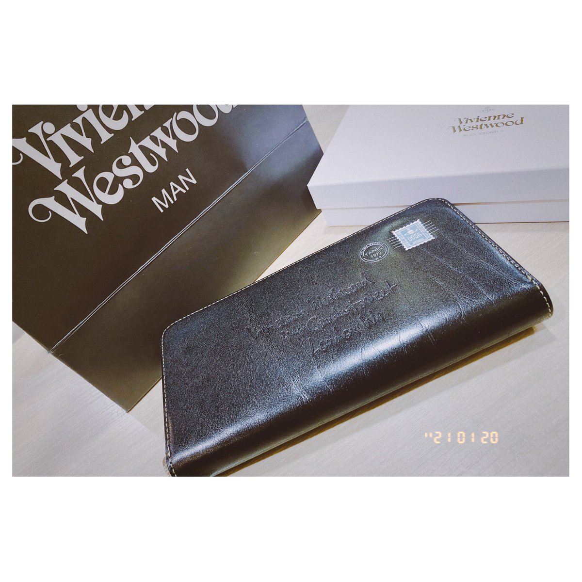 財布新しくした!
初めてのVivienne Westwood!
デザインも良きだし、機能性も良きで、かなりお気に入り!
#new #newwallet #wallet #viviennewestwood #vivienne #black #letter #stamp https://t.co/GkQN9tOy86
