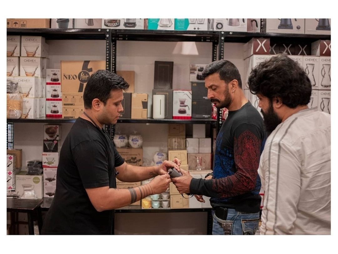 YDKSFA_Official's tweet photo. #ExclusivePicture.👌❤️
AbhinabinayaChakravarthy #Baadshah @KicchaSudeep Anna visited @Benkicoffee store.☕
#Kiccha's Love For Coffee never ends.!
#KicchaSudeep #VikranthRona
#PhantomUpdateJan21
#PhantomUpdateTomorrow https://t.co/HlKXIXTiFn