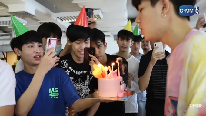 offgundetails's tweet photo. May there be always a Gun for Off in all of his birthdays holding a cake 🎂

Happy birthday, Papii! Wishing you a lot of love this year! 💚 https://t.co/fiHbij78Qf