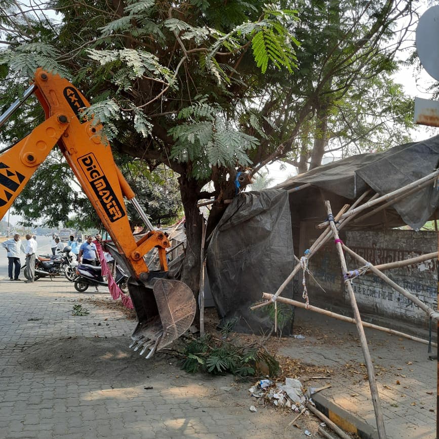 ngpnmc's tweet photo. #NMC officials have conducted #AntiEnchroachment drive across the city and cracked down heavily on the enchroachers.
#NMCatWork #Clearingfootpaths
@radhakrishnan11 https://t.co/m9ppu3FTVR