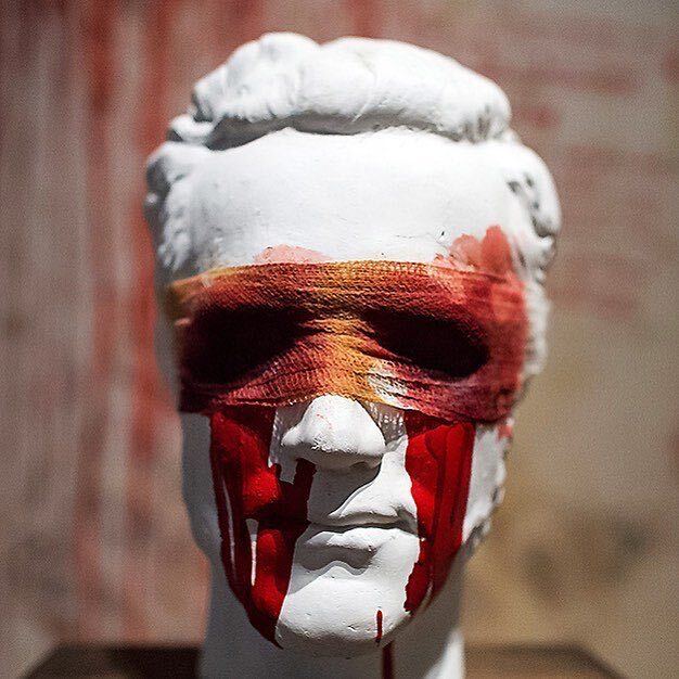 Freud’un ortaya attığı Oedipus Kompleksinin de kaynağı olan Oedipus, Yunan Mitolojisi’nin en trajik kahramanlarından biridir. Efsaneye göre babasını öldüren ve annesi ile evlenen Oedipus, bu gerçeğe dayanamayarak kendi gözlerini oyar. Sanatçı Hermann Nitsch'ten Oedipus heykeli: