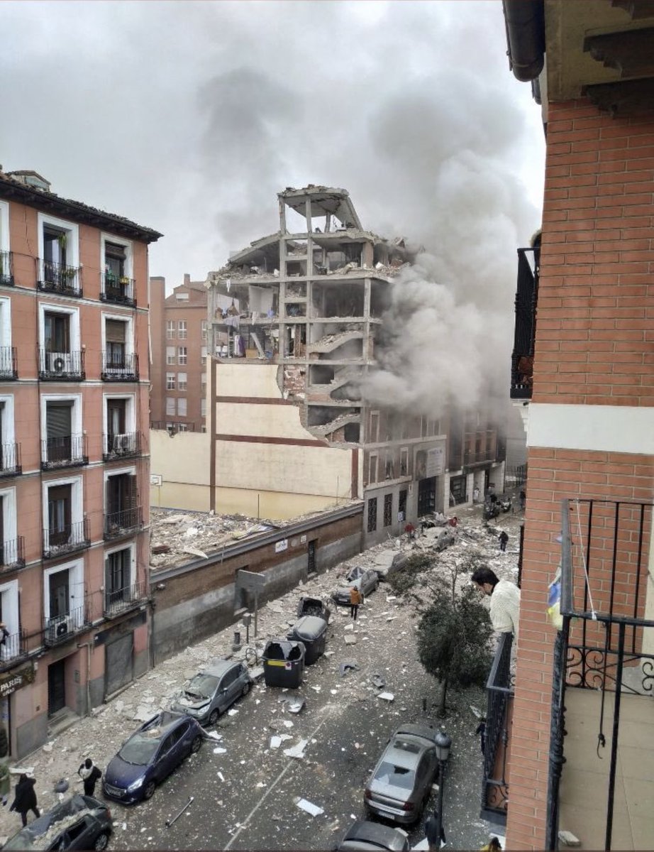 hugowp12_'s tweet photo. Explosión en Puerta de Toledo, Madrid. Es una residencia de ancianos. https://t.co/EyLdUrTyeK
