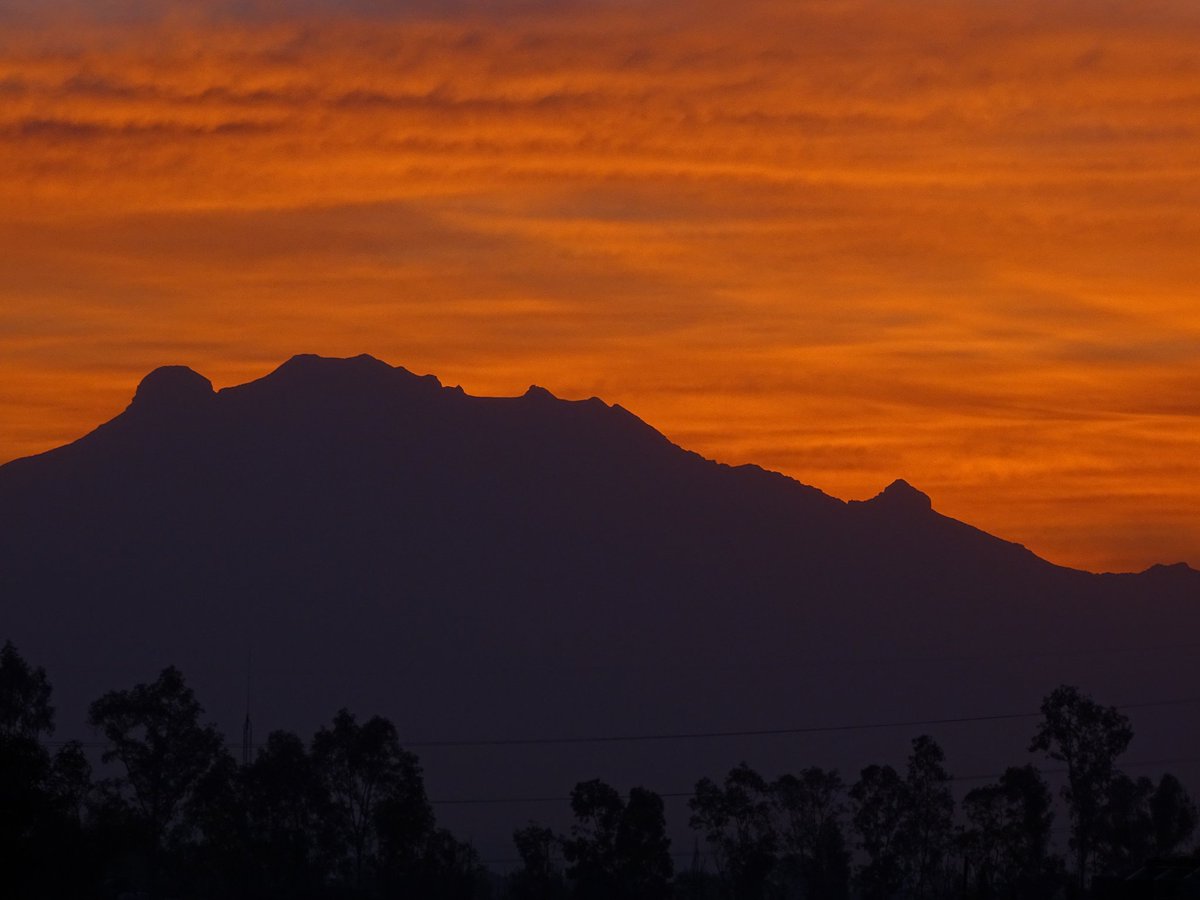 #Volcán #Iztaccihuatl #cielonaranja #sinfiltro visto desde algún lugar en #Tláhuac #CDMX #20Enero21