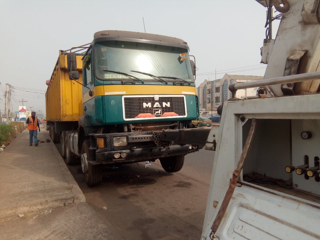 Removing a broken down articulated truck along Ajase IPO road, Ilorin.