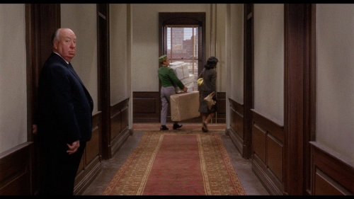 Kült yönetmen #AlfredHitchcock'un eşsiz mizah anlayışının yanı sıra en bilinen özelliklerinden biri de filmlerinde "cameo" (filmlerde ekipten birinin kısa bir rolde görünmesi) yapmaktı. Yönetmenin sayısız cameo'larından bazıları: