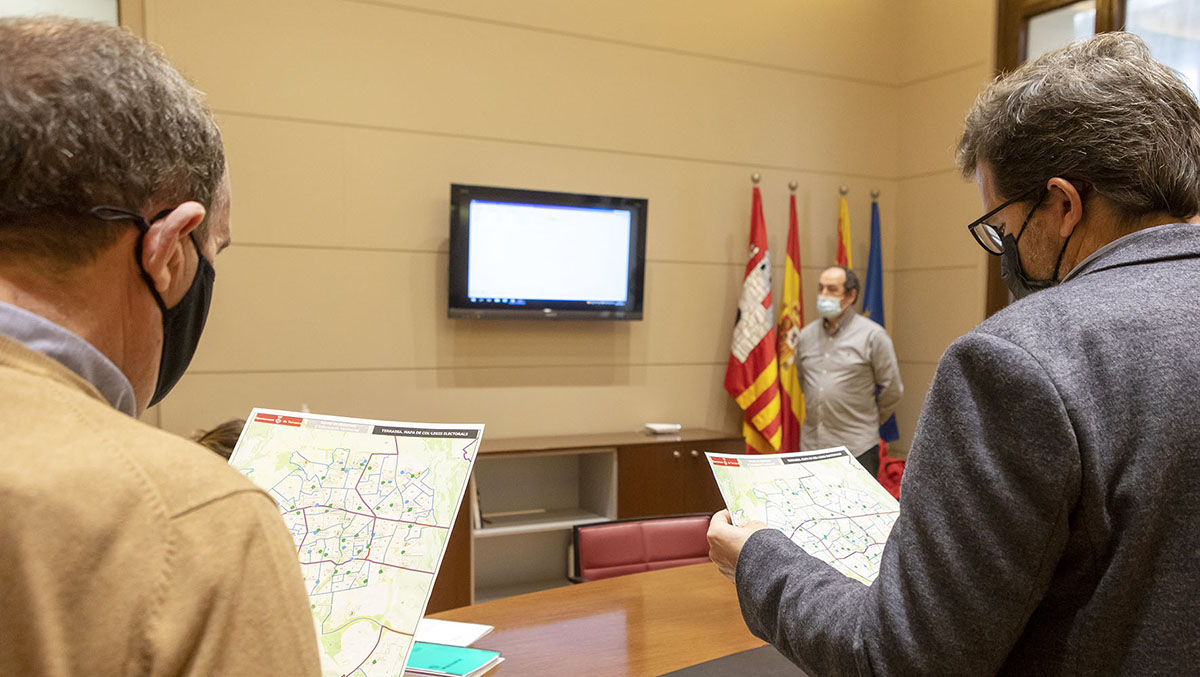 ajterrassa's tweet photo. 20.1.2021| Aquest migdia hem fet, a la Sala de Govern de l’Ajuntament, el sorteig per determinar les 2.385 persones  candidates a formar part de les 265 meses per eleccions al Parlament de Catalunya del #14F Les llistes es poden consultar al web https://t.co/g8X2M9LYbv https://t.co/MGiz0RPfoC
