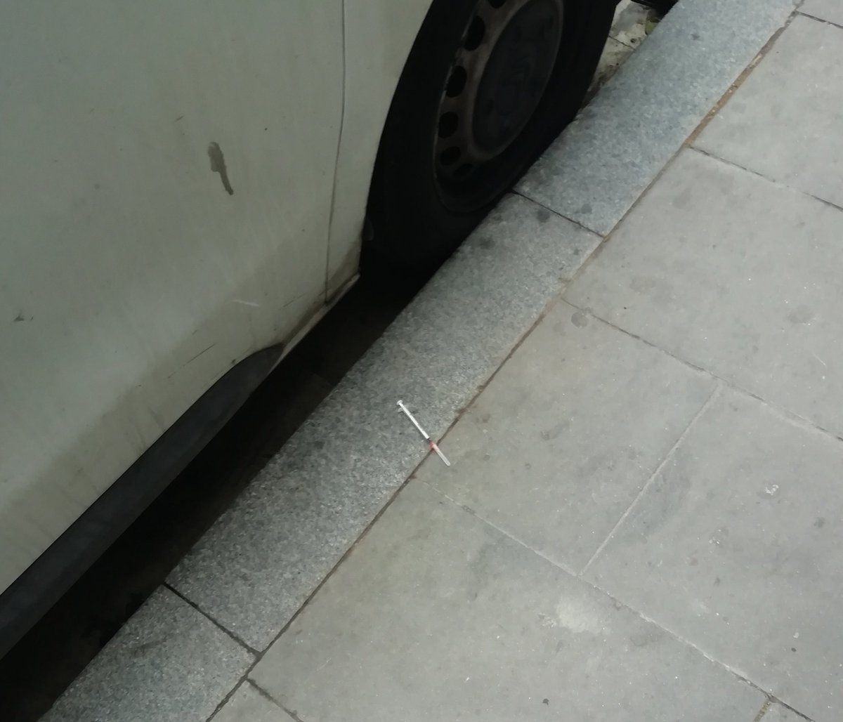 La4tu's tweet photo. ¿sabeu q al carrer Bisbe laguarda hi ha un casal infantil? Doncs just davant, entre l'entrada d'un parking i d'un super hi ha habitualment un toxicòman que ens deixa xeringues. #raval. Qui més ho ha de veure dia si dia també??? #camiescolardemerda😠 https://t.co/nnOYHrwdgI