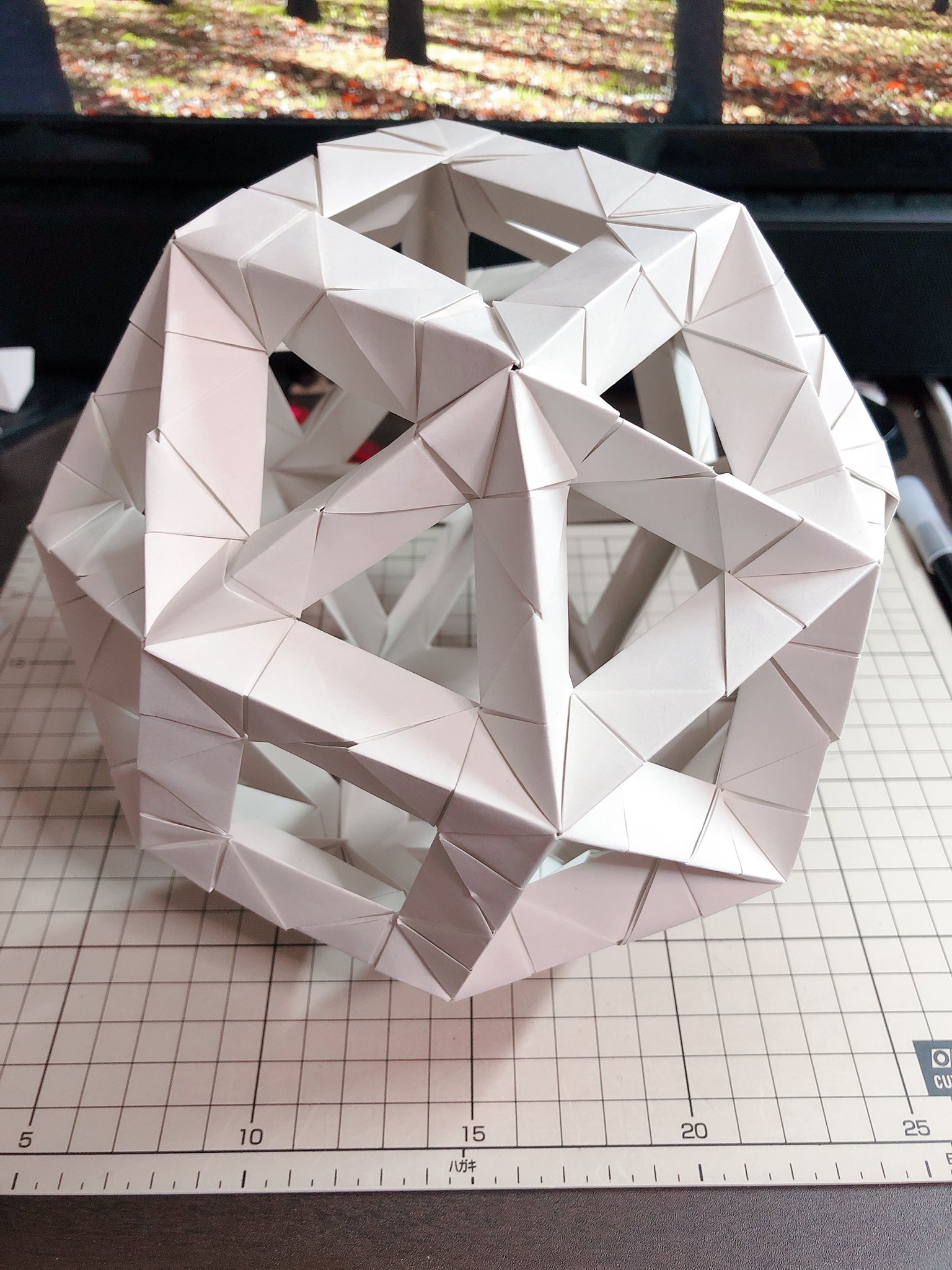 木漏れ日の東屋 ユニット折り紙 今回は 変形立方体を作って見ました この多面体は見る角度によって形が変わるので面白いです 艸 ユニット折り紙 メガミデバイス T Co 7q7sado49c Twitter