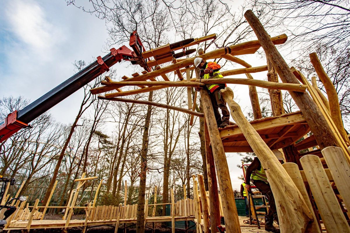 Totstandkoming nieuw en #toegankelijk speelbos voor #gehandicapten in de Efteling gestart

Een 6,5 meter hoge toren waarin 2 glijbanen komen. 1 van de glijbanen wordt voor #rolstoel gebruikers toegankelijk die (met begeleiding) een transfer kunnen maken.

efteling.com/nl/pers/totsta…