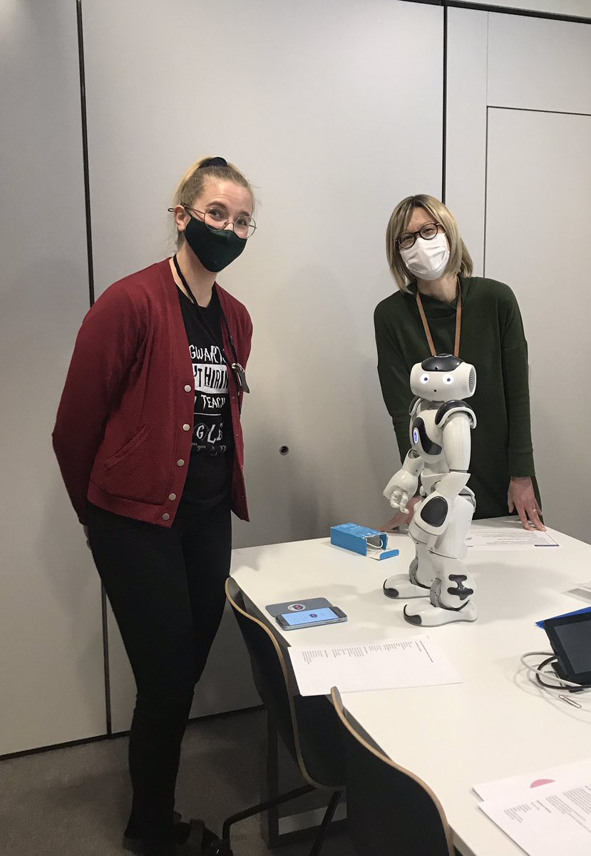 NinaPirttinokka's tweet photo. Elias aloitti kuukauden pestinsä Nooran ja Lauran opekaverina monikielisessä Vuoreksessa. Nyt lähtee 🇫🇷🇪🇸🇩🇪🇬🇧#kieltenopetus #eliasrobot #opsagentti https://t.co/srcx2cQwoB