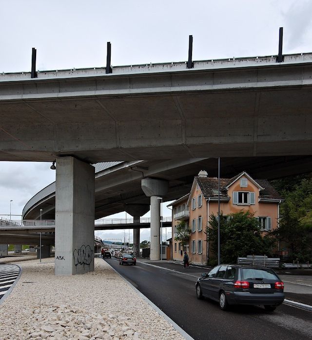 grescoe's tweet photo. "The automobile has dissolved the living tissue of the city. Its appetite for space is absolutely insatiable; moving &amp; parked, it devours urban land, leaving buildings as mere islands of habitable space in a sea of dangerous &amp; ugly traffic."
—James Marston Fitch, @NYTimes, 1960. https://t.co/BFZA519Uio