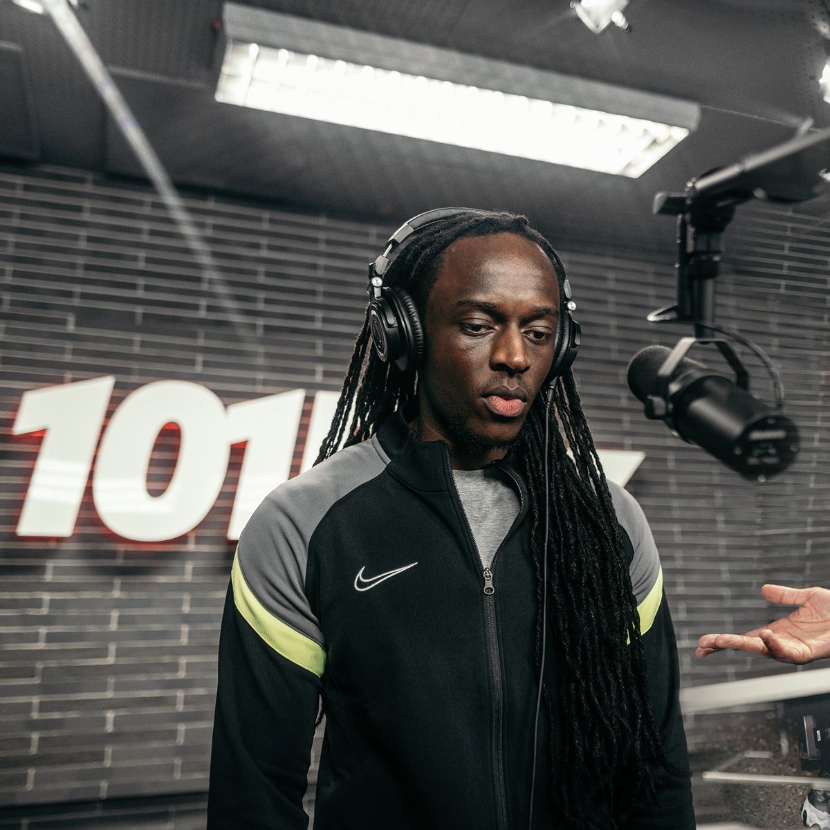 101barz's tweet photo. Eves Laurent op je beeldscherm! De Amsterdammer is terug om je te laten verrassen. Er zit veel aan te komen, maar eerst geeft Eves een voorproefje bij Rotjoch in de studio. Je ziet het vrijdag om 14.00 bij 101Barz. Zijn jullie ready voor een ijskoude Wintersessie? https://t.co/OHvCDC3ACn