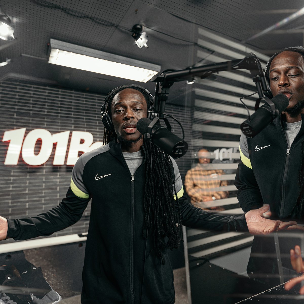 101barz's tweet photo. Eves Laurent op je beeldscherm! De Amsterdammer is terug om je te laten verrassen. Er zit veel aan te komen, maar eerst geeft Eves een voorproefje bij Rotjoch in de studio. Je ziet het vrijdag om 14.00 bij 101Barz. Zijn jullie ready voor een ijskoude Wintersessie? https://t.co/OHvCDC3ACn