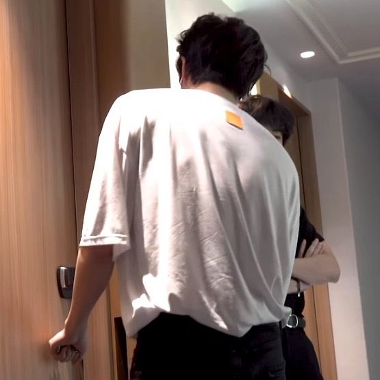 look at his horizontal span! the white tops emphasize his width!!