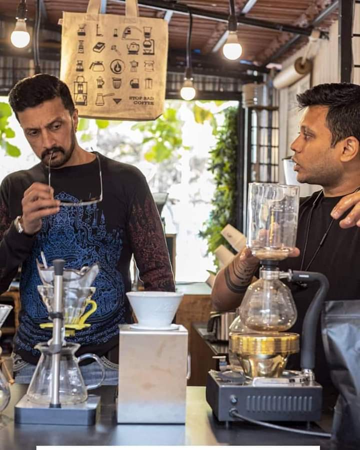 _AIBKSFA's tweet photo. #ExclusivePicture.👌❤️
AbhinabinayaChakravarthy #Baadshah @KicchaSudeep Anna visited @Benkicoffee store.☕
#Kiccha's Love For Coffee never ends.!
#KicchaSudeep #VikranthRona
#PhantomUpdateJan21
#PhantomUpdateTomorrow https://t.co/AUlwtsMikn