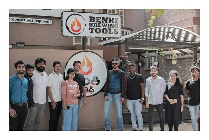 _AIBKSFA's tweet photo. #ExclusivePicture.👌❤️
AbhinabinayaChakravarthy #Baadshah @KicchaSudeep Anna visited @Benkicoffee store.☕
#Kiccha's Love For Coffee never ends.!
#KicchaSudeep #VikranthRona
#PhantomUpdateJan21
#PhantomUpdateTomorrow https://t.co/AUlwtsMikn