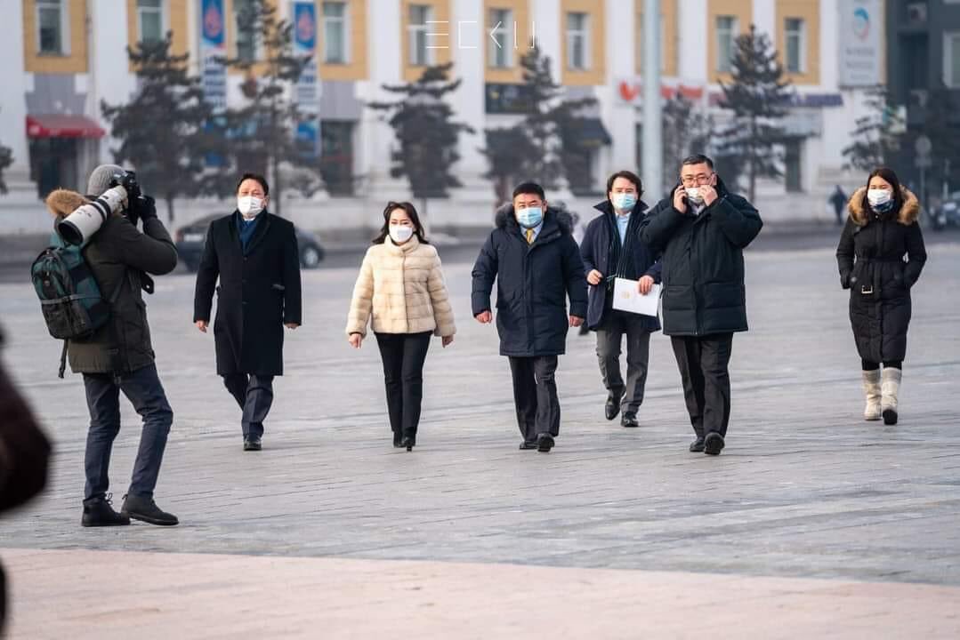 Ард түмний нэрээр. Улс төрийн оноо авах гэж хичээсэн. Овилгогүй улс төрчид.