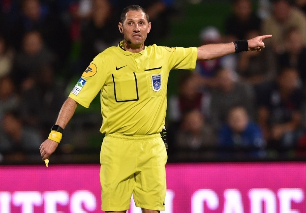 👥 5 questions à... Mickaël Lesage

« L'arbitrage, notamment chez les jeunes, permet de se construire »

Retrouvez l'interview du Conseiller Technique Régional et arbitre de football ici ➡️urlz.fr/eKmt