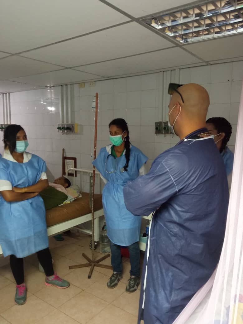 PedroAl32680486's tweet photo. CDI Arismendi Estado Sucre,Realizando pase de visita a los estudiantes de medicina. 
#VamosPorMas
#CubaPorLaVida 
#CubaCooperaVesu https://t.co/SWZQN3aPoN