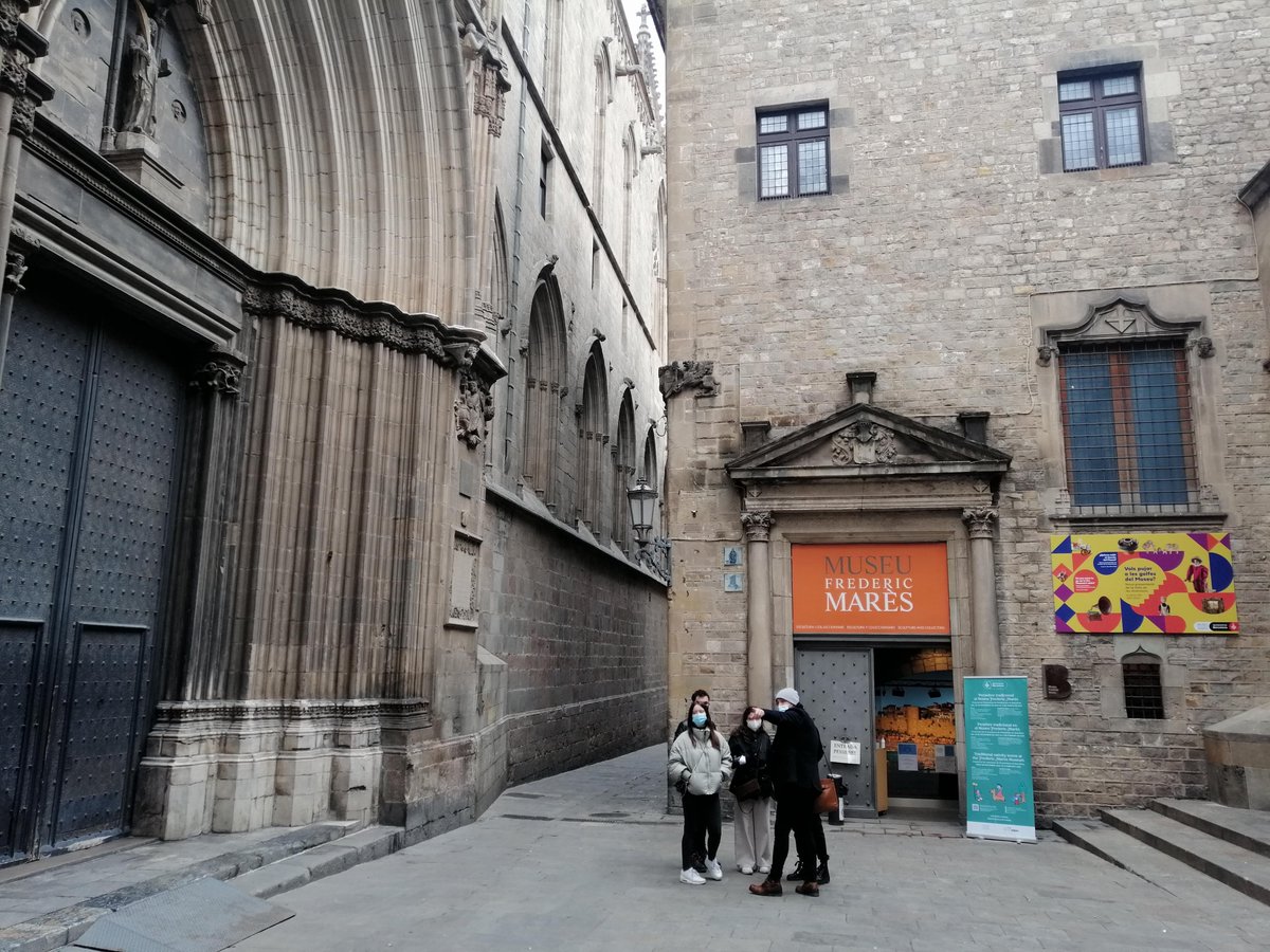 MSBarcelona's tweet image. Esta tarde los estudiantes de #ECS2 #Barcelona juntos al #profesor David Revelles han realizado una aproximación histórica a la #ciudad de Barcelona, visitando algunos de los  rincones más emblemáticos y desconocidos de la #ciudad. #comunicacion #turismo #viajar