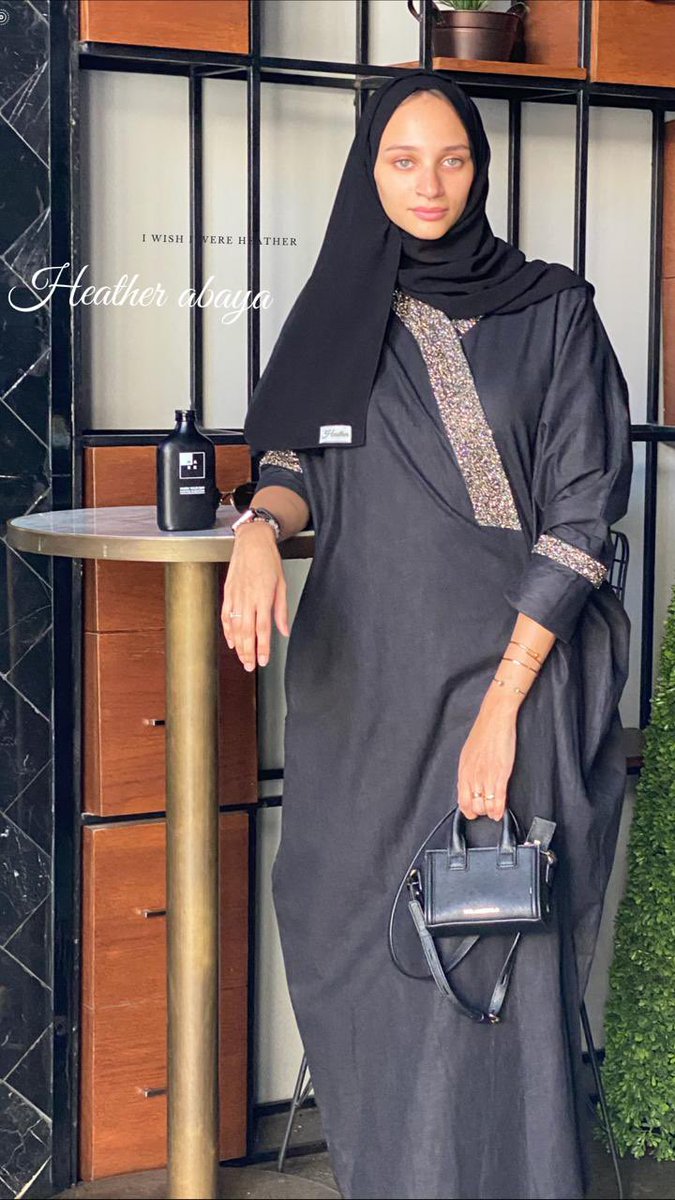 HeatherAbayas's tweet photo. عباية سودا مرصعة بالكرستال " عنوان الفخامة " ✨🖤
القماش : لينن اسود 
رقم العبايه : D13 
سعرها : ٣٦٠ ريال https://t.co/XI8Gv2dg6z