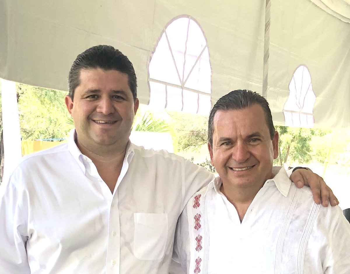 edgarmelhem's tweet photo. Muchas felicidades a un buen amigo, compañero de legislatura y hoy nuestro precandidato a Presidente Municipal que rescatará #Matamoros, a Pedro Luis Coronado @PelucoMx a quien le mando un fuerte abrazo y mis mejores deseos de que sean muchos años más! 
🎂🎂🤗🤗 https://t.co/aA3m7xoTgh
