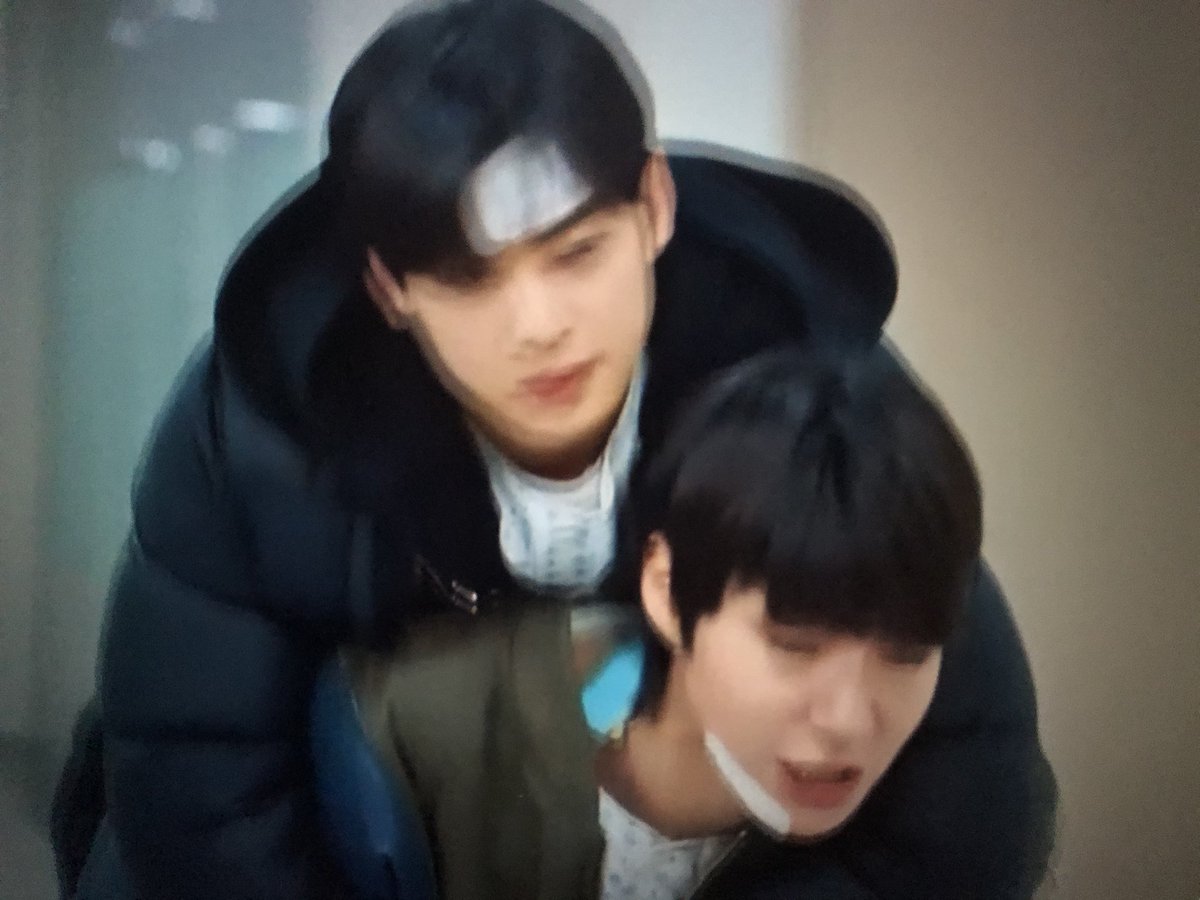 hannahulahoop's tweet photo. one cannot walk and one cannot use his hand lol just complete each other lah!!! blurry ss sorry hahaha #truebeauty #TrueBeautyEp11 #suho #seojun #seosu https://t.co/lPjV6mTMCt