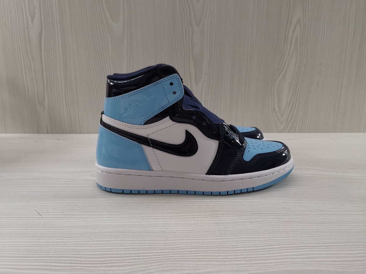 ShoeOut2's tweet photo. New shoes for new year. https://t.co/HlZ1VL0o0m